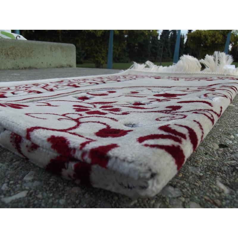 Tapis de Prière en Velours - Motifs jardin - Fond Sable - COULEUR ROUGE Sana Tapis de prière > Velours 3700495413282 Librairie Musulmane Al-imen
