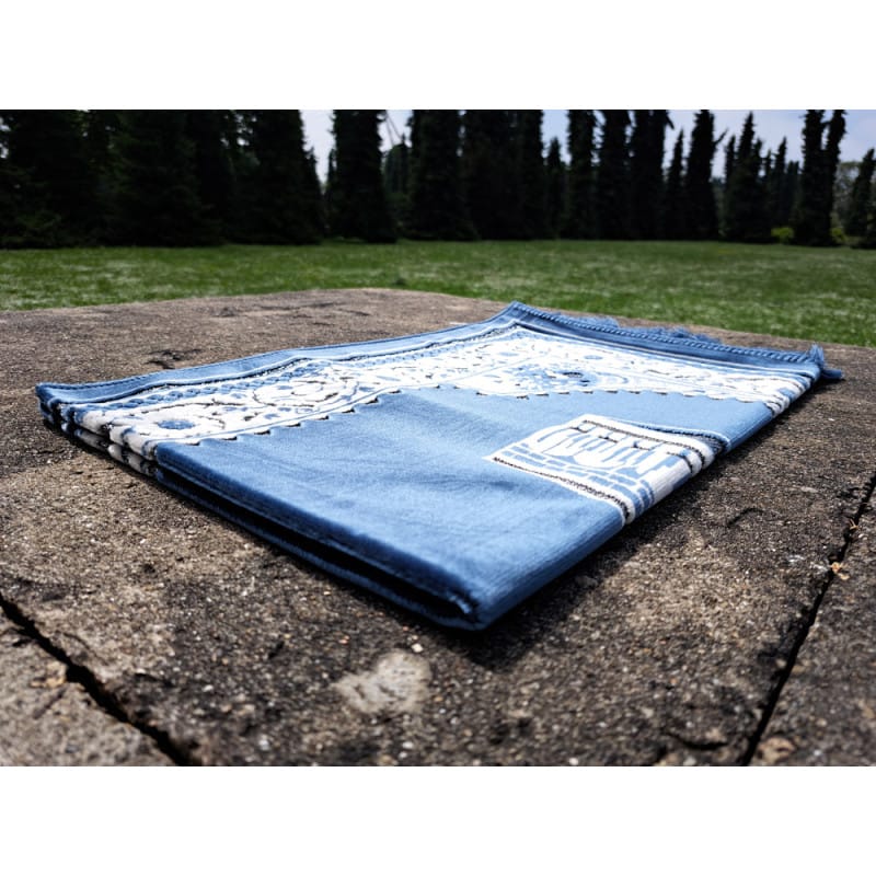 Tapis KAABA - Motif BLANC Fond BLEU ARDOISE Sana Tapis de prière > Velours 3701633101245 Librairie Musulmane Al-imen